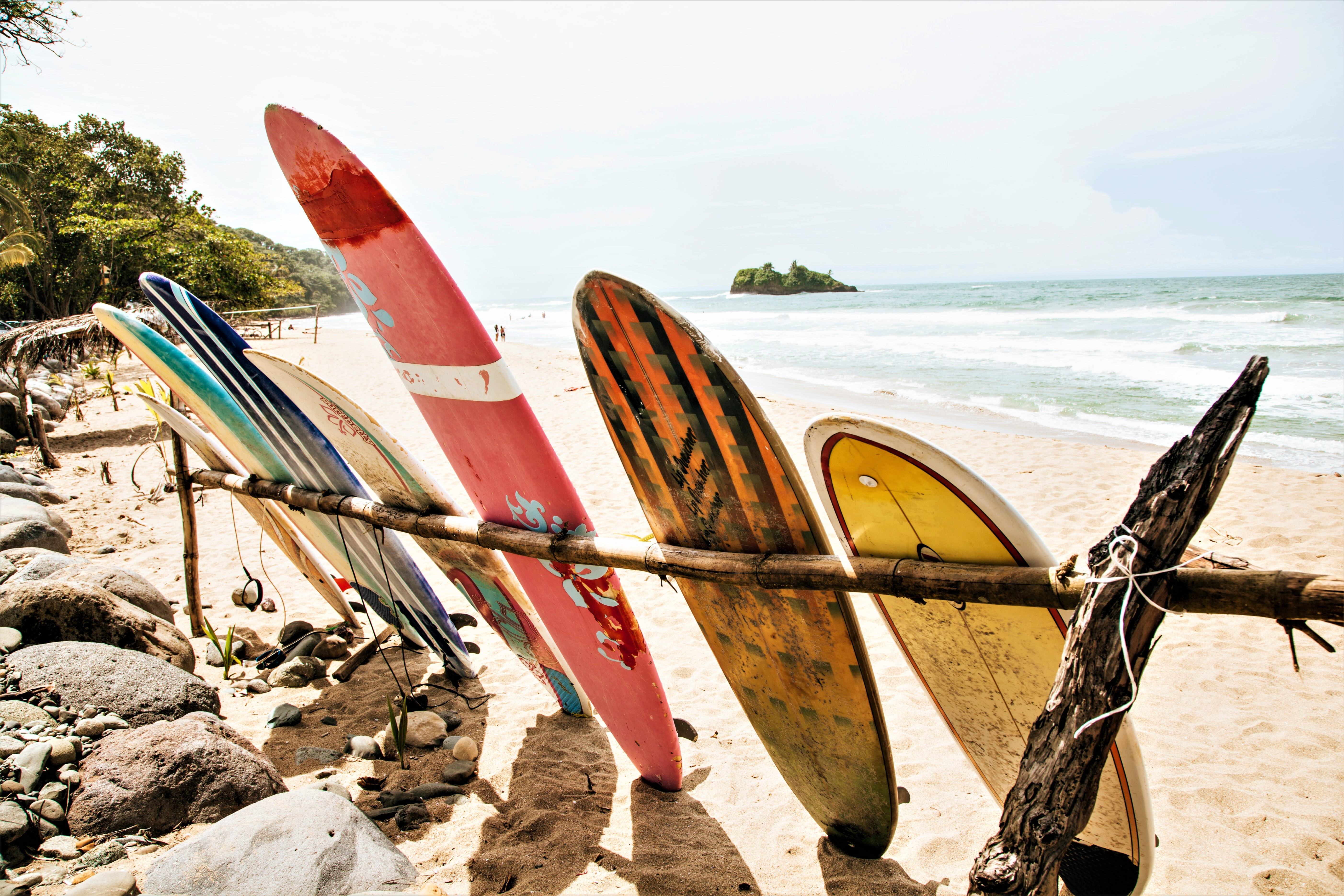Surfplanken op strand Costa Rica